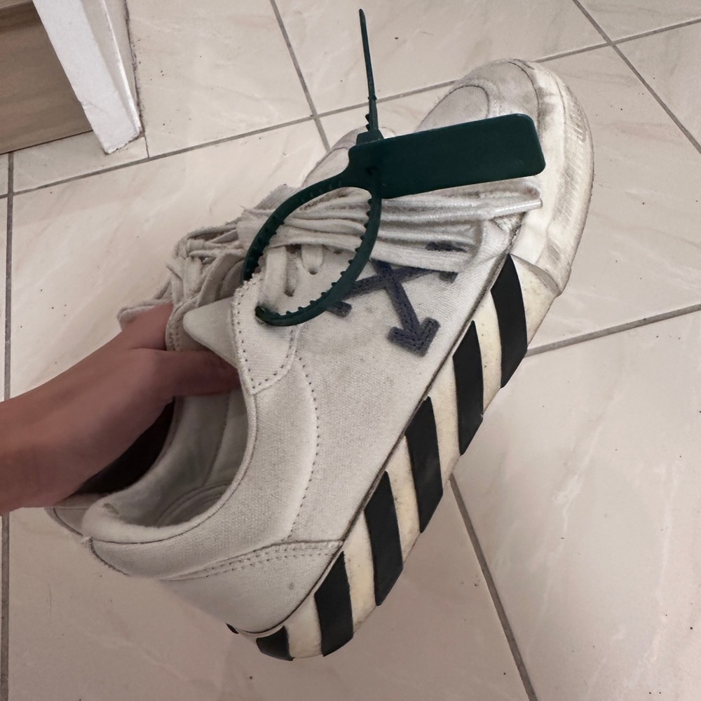 off white shoes - Picture 5 of 5
